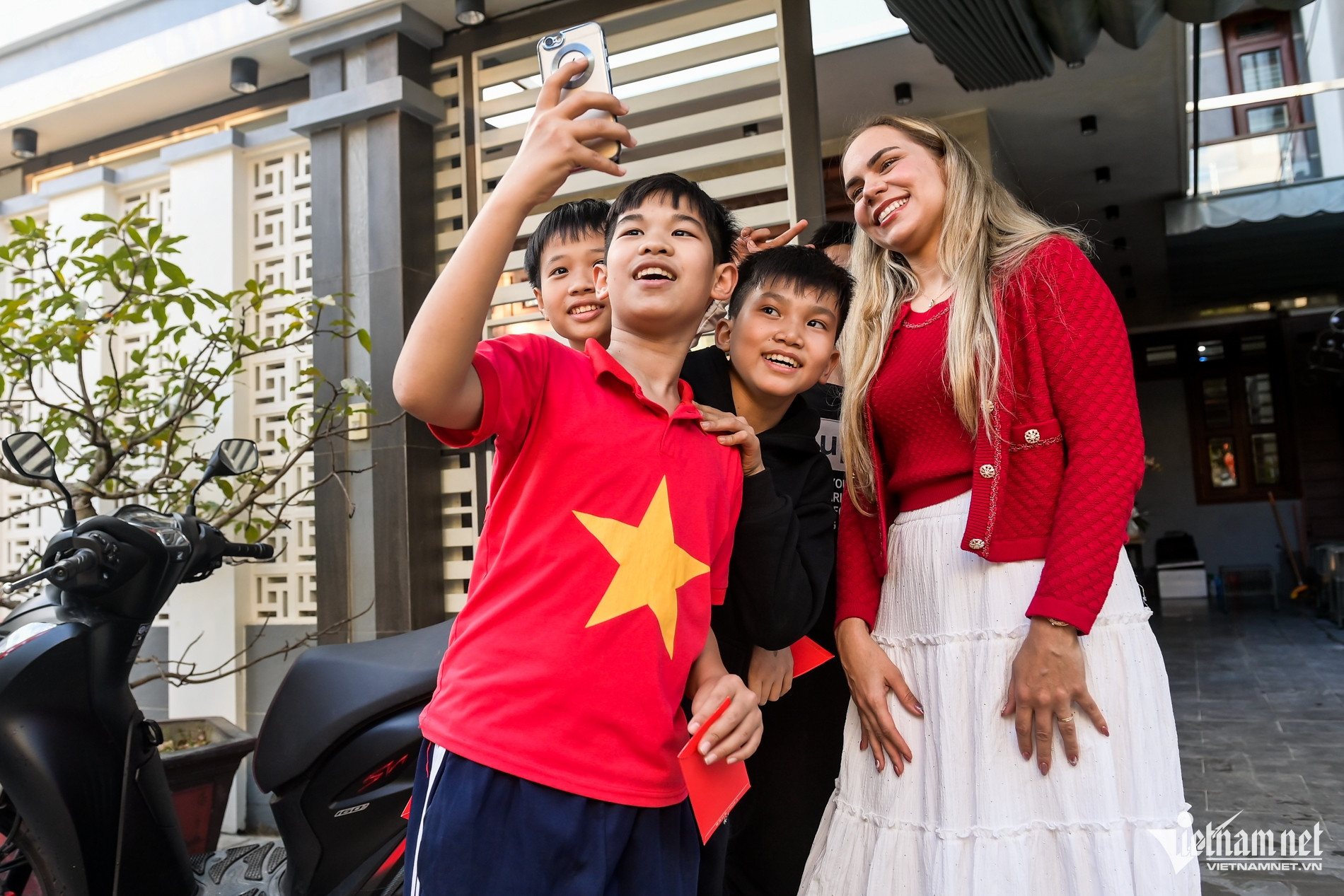 Vợ cầu thủ Xuân Son trang trí nhà cửa đón chồng về ăn Tết, phát lì xì cho fan nhí-9