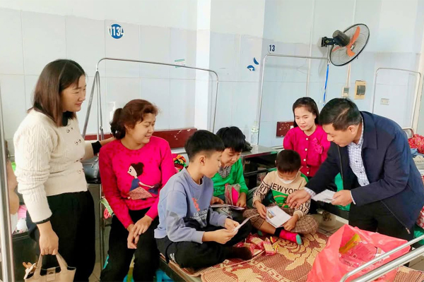 Vụ 2 chị em uống lọ dung dịch vứt ngoài ruộng: Bé trai 4 tuổi tử vong-2