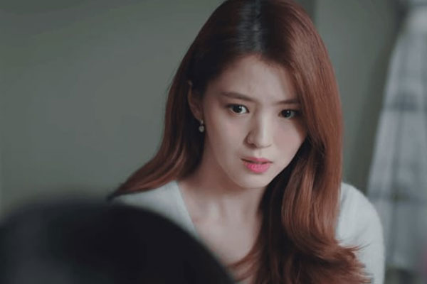 Bố chồng bỏ đi họp lớp để trông cháu, vừa thấy bộ váy con dâu mặc thì lao ra chận cửa: Điều ông ấy nói quá sức chịu đựng với tôi!-1