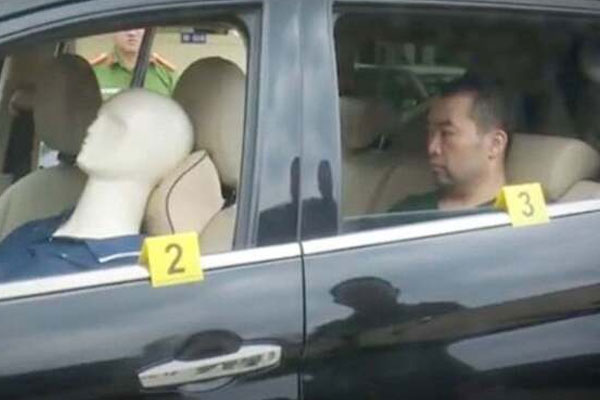 Cãi vã căng thẳng, chồng đốt xe của vợ giữa đường, 4 người trên xe hoảng loạn tháo chạy-3