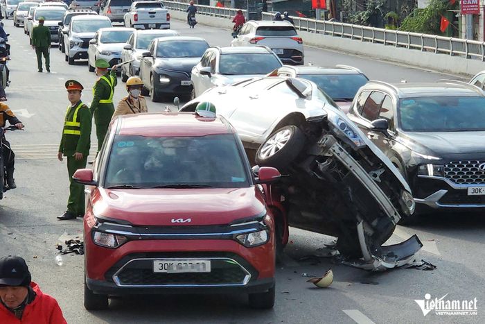 Hà Nội: Đạp nhầm chân ga, tài xế ô tô lao lên xe máy gây ra vụ tai nạn liên hoàn-3