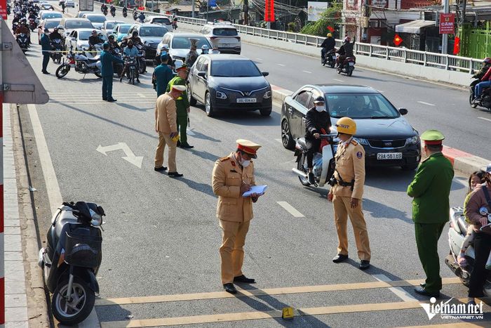 Hà Nội: Đạp nhầm chân ga, tài xế ô tô lao lên xe máy gây ra vụ tai nạn liên hoàn-4