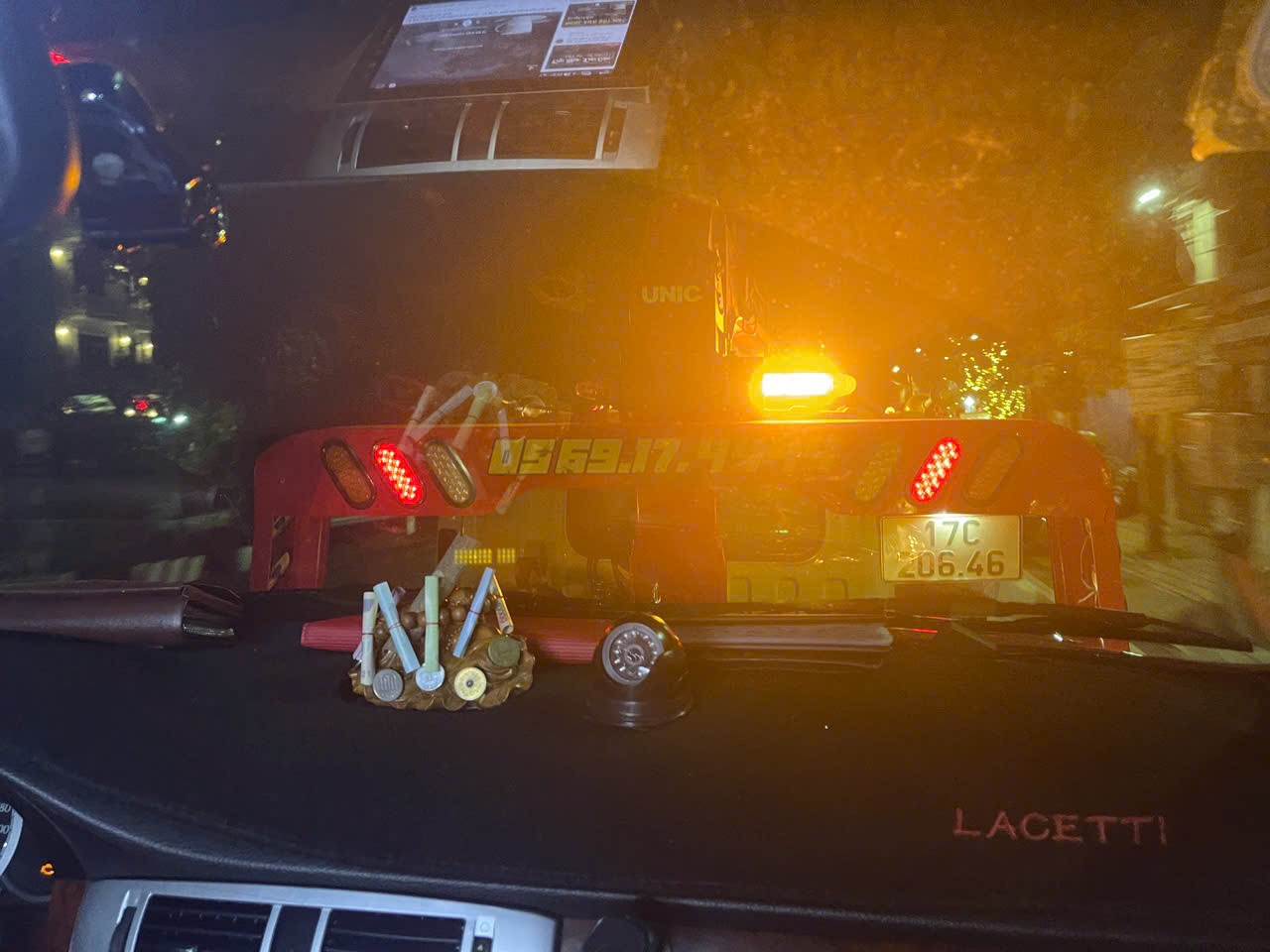 Công an làm việc với người đàn ông giao ô tô cho con trai 12 tuổi cầm lái-3