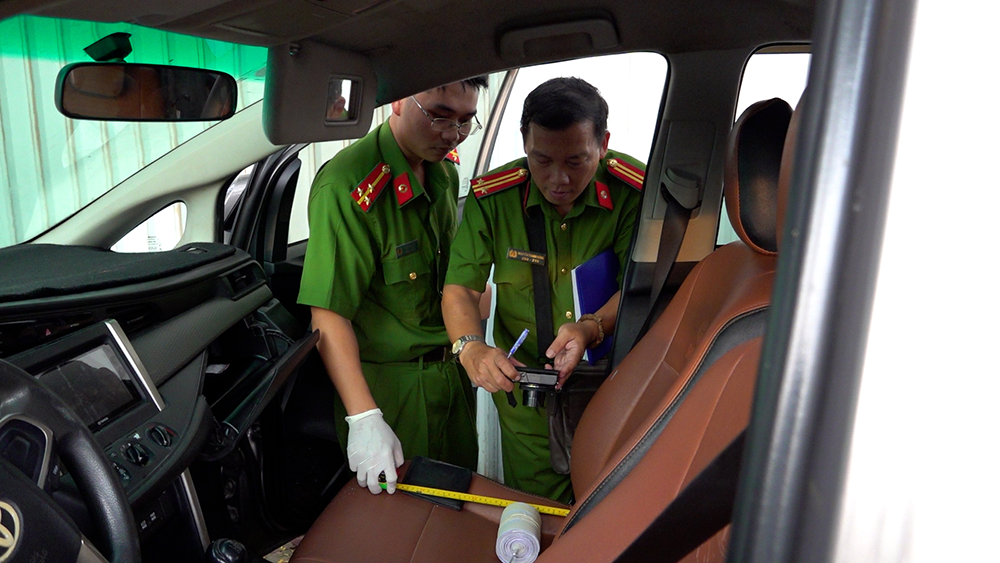 Xem clip như phim hành động vụ cảnh sát tóm băng nhóm bắt cóc phụ nữ trên phố-3