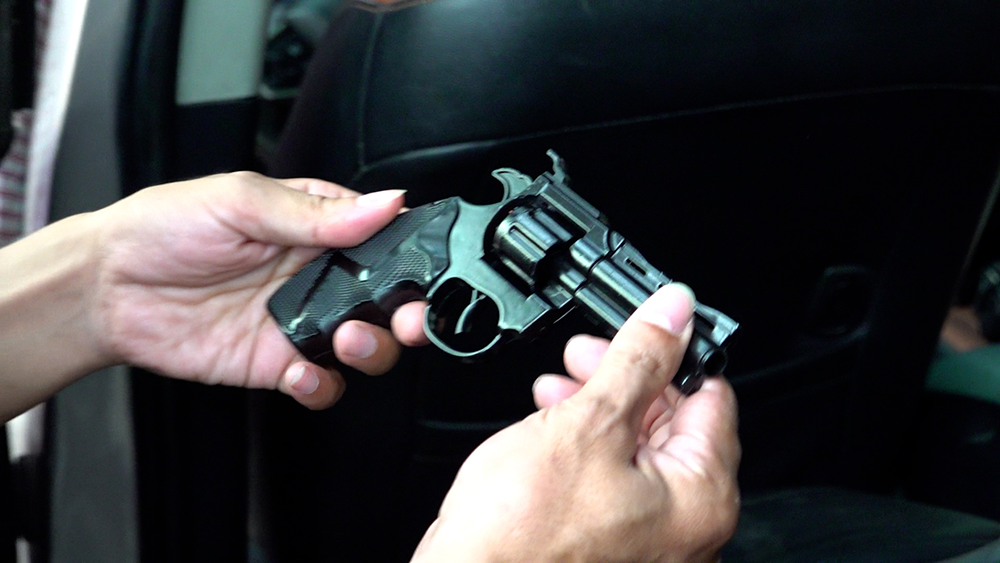 Xem clip như phim hành động vụ cảnh sát tóm băng nhóm bắt cóc phụ nữ trên phố-4