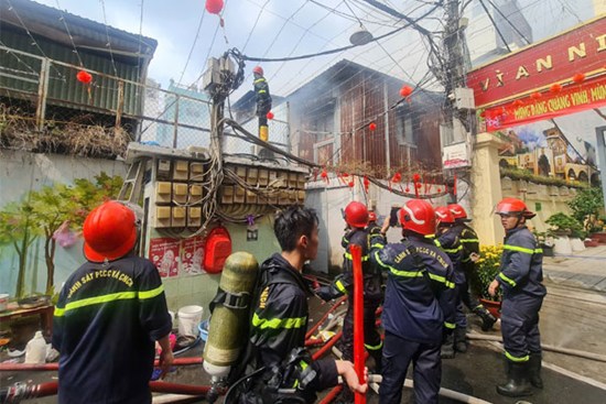 Cháy lớn 7 căn nhà ở trung tâm TPHCM chiều 29 Tết