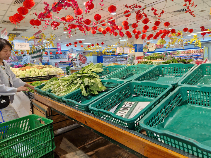 Siêu thị mở cửa sáng mùng 2 Tết: Khách ngẩn ngơ vì không có rau, cá để mua-4