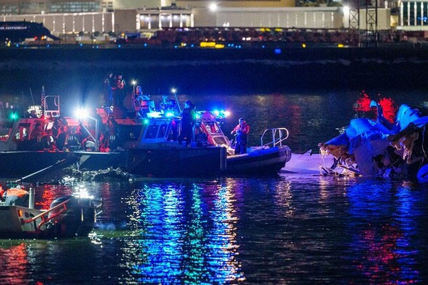 Va chạm máy bay tại Mỹ: Chưa thấy dấu hiệu về người sống sót-2