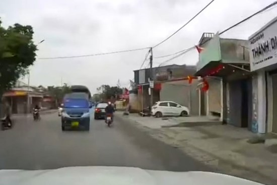 Clip: Xe tải bất ngờ lao sang làn ngược chiều, lao trực diện vào ô tô con