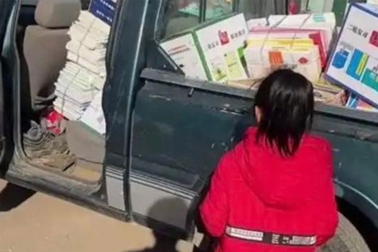 Lì xì kinh hoàng nhất: Ông chú mừng tuổi cháu gái cả 1 xe tải quà, vừa lại gần cô bé đã khóc thét bỏ chạy