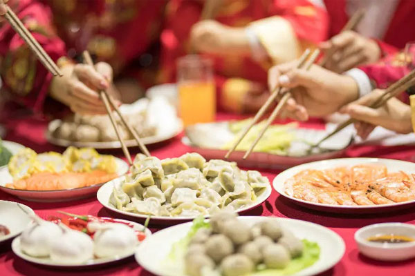 Bố chồng đi họp lớp nửa đêm chưa về, con dâu đi đón thì tận mắt thấy cảnh tượng không tin nổi-3