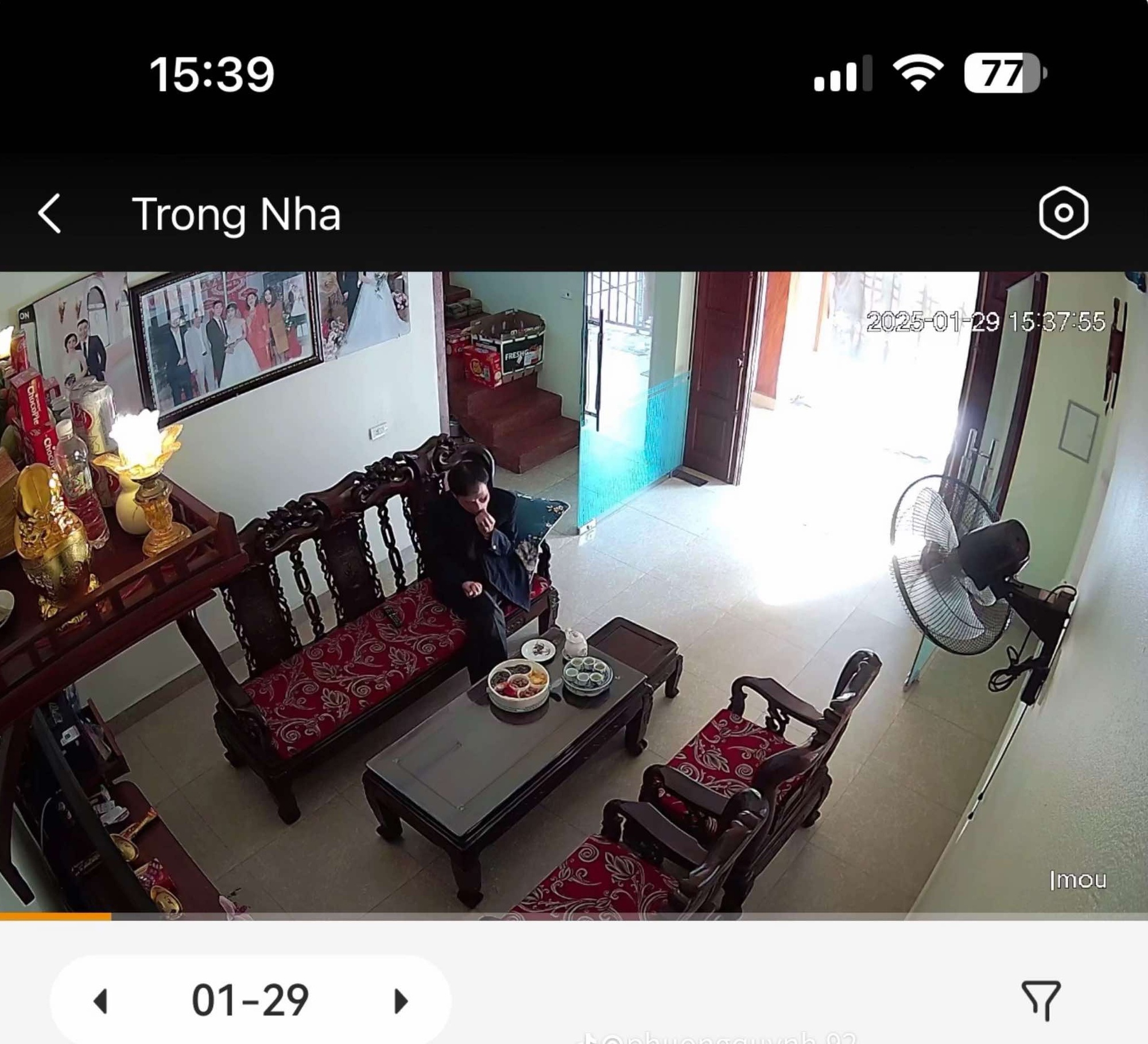 Check camera nhà bố ngày mùng 1 Tết, cảnh tượng tại phòng khách khiến cô gái nghẹn đắng-1