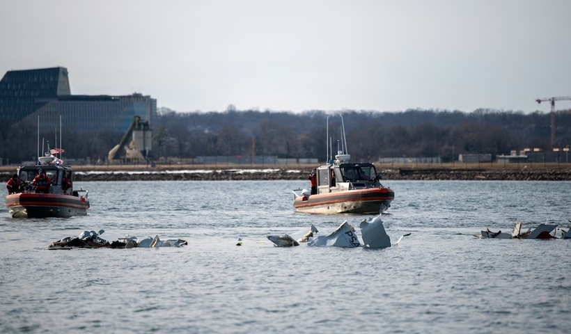 Vụ trực thăng đâm máy bay chở khách, 67 người tử vong tại Mỹ: Trục vớt được 3 hộp đen-1