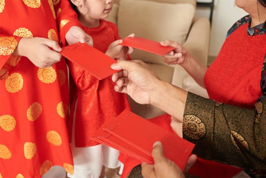 Vừa lì xì xong thì cháu gái bảo