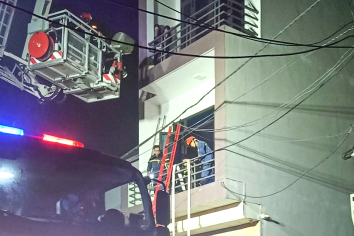 Giải cứu 6 người mắc kẹt trong đám cháy sáng mùng 4 Tết-1