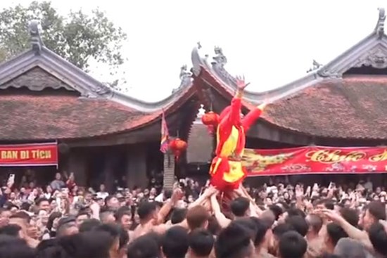 Xem hàng trăm trai tráng cởi trần, rước pháo nặng cả tấn tại hội làng Đồng Kỵ