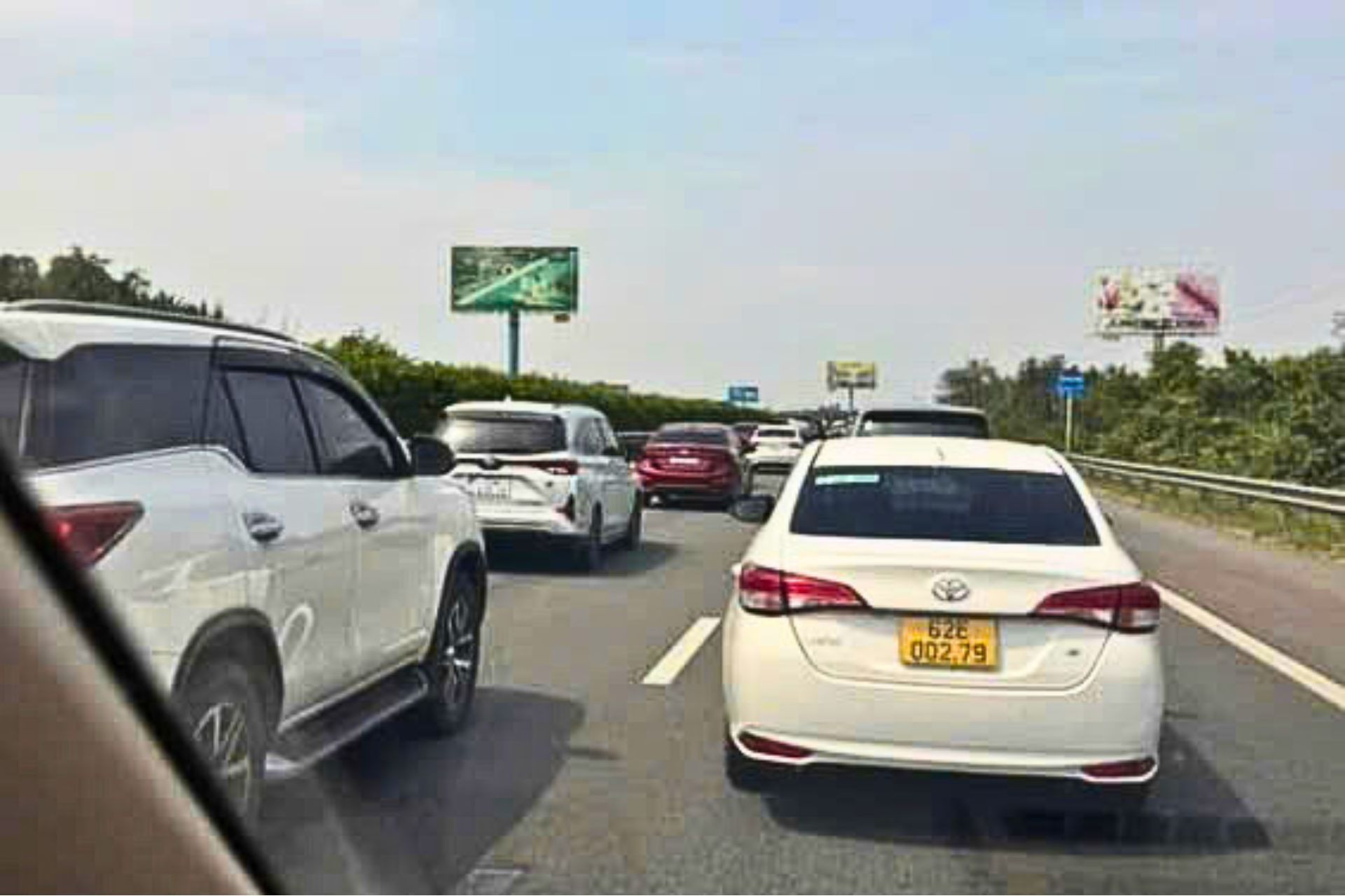 4 ô tô tông liên hoàn trên cao tốc TPHCM - Long Thành, ùn tắc kéo dài-3