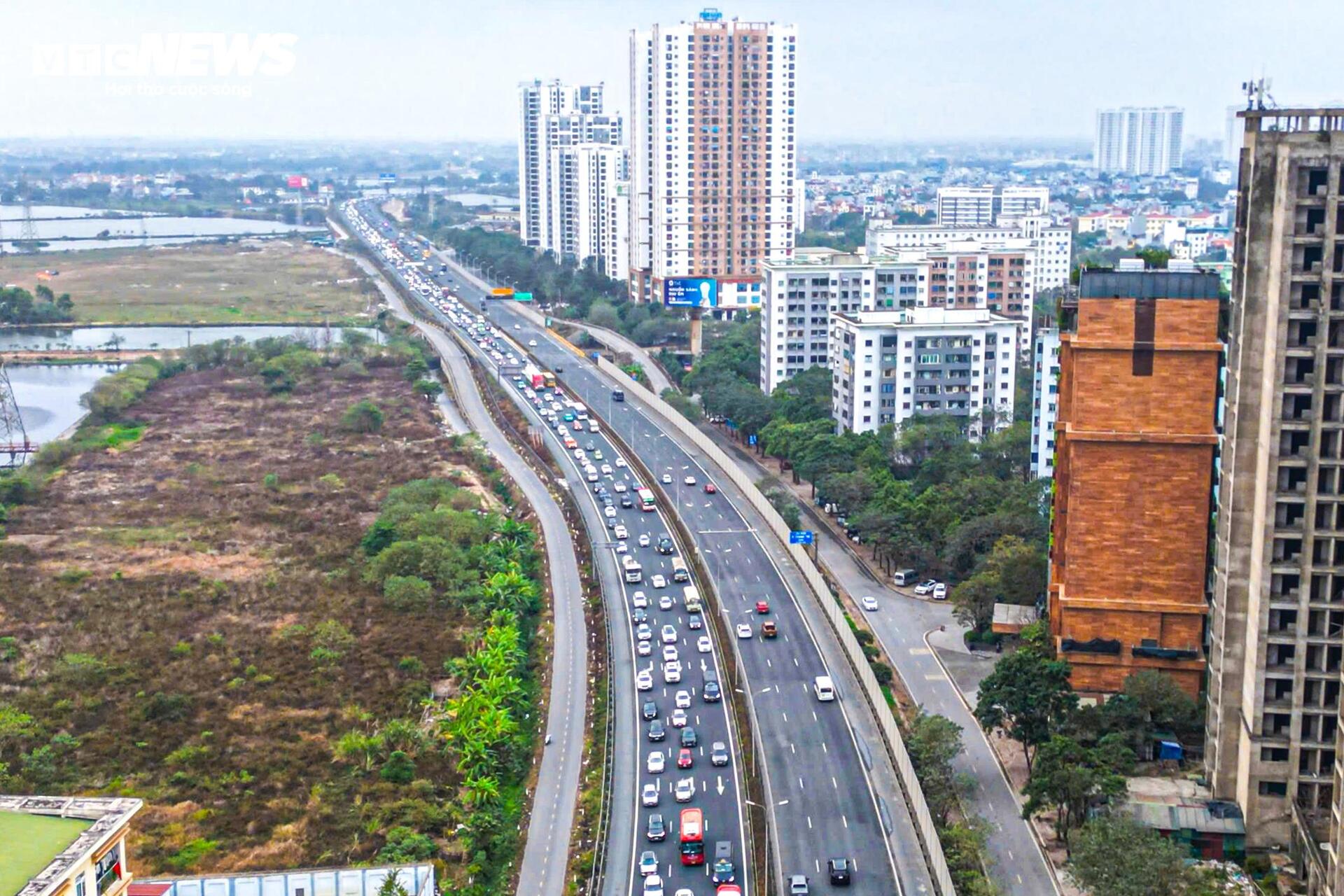 Người dân trở lại Hà Nội sớm, cao tốc Pháp Vân - Cầu Giẽ tắc dài hơn 2km-2