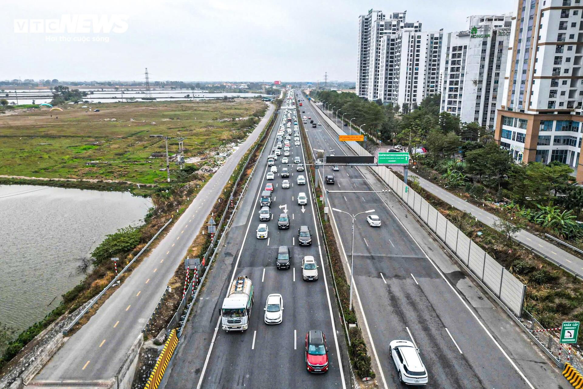 Người dân trở lại Hà Nội sớm, cao tốc Pháp Vân - Cầu Giẽ tắc dài hơn 2km-3