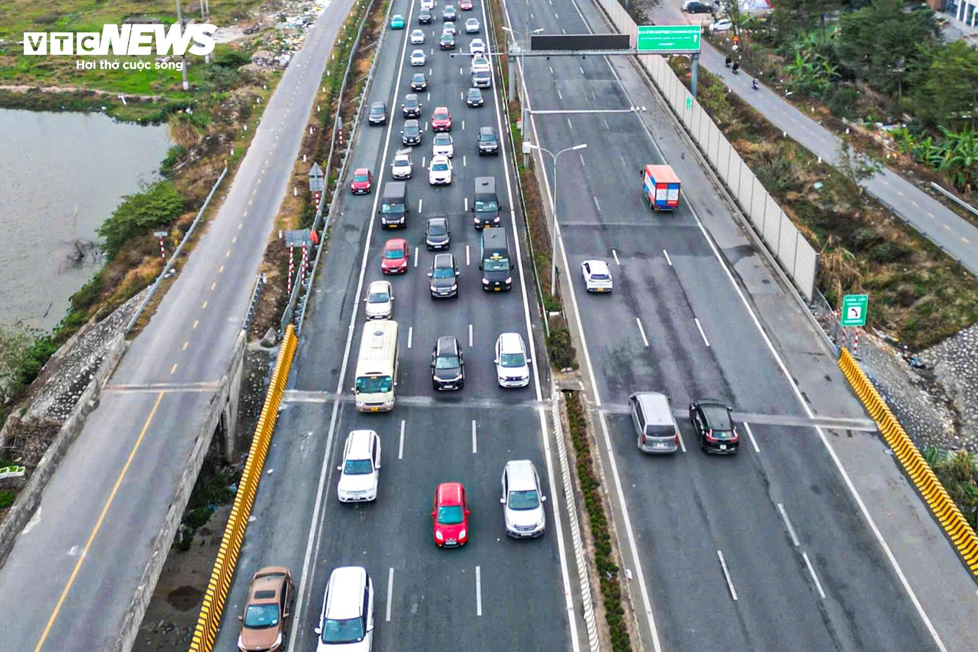 Người dân trở lại Hà Nội sớm, cao tốc Pháp Vân - Cầu Giẽ tắc dài hơn 2km-4