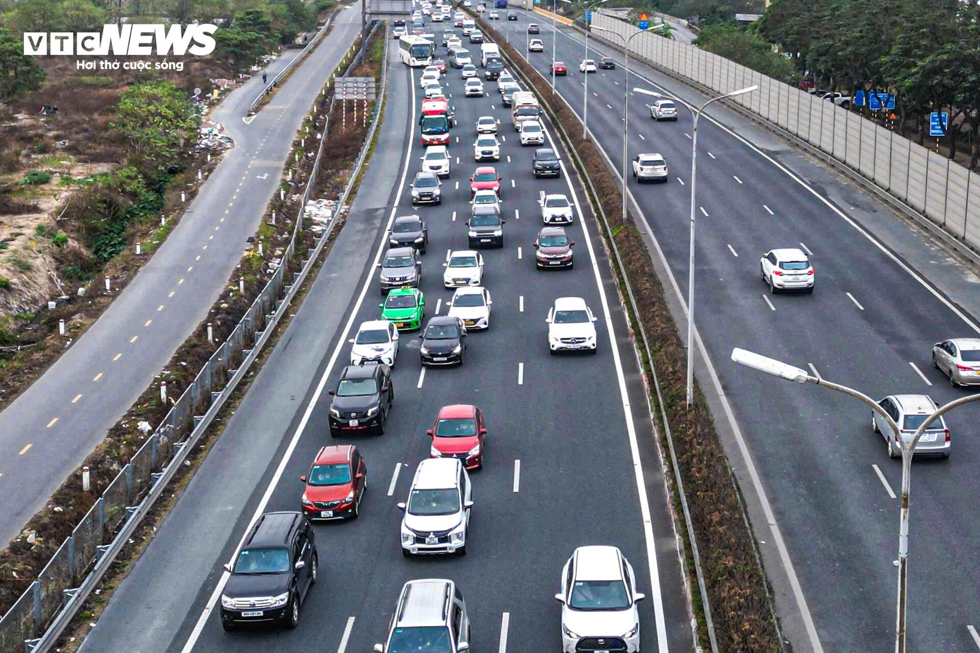 Người dân trở lại Hà Nội sớm, cao tốc Pháp Vân - Cầu Giẽ tắc dài hơn 2km-5