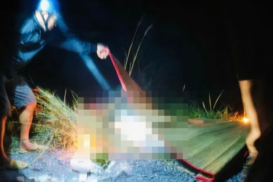 Ô tô 7 chỗ rơi xuống kênh ở TPHCM, 1 người tử vong