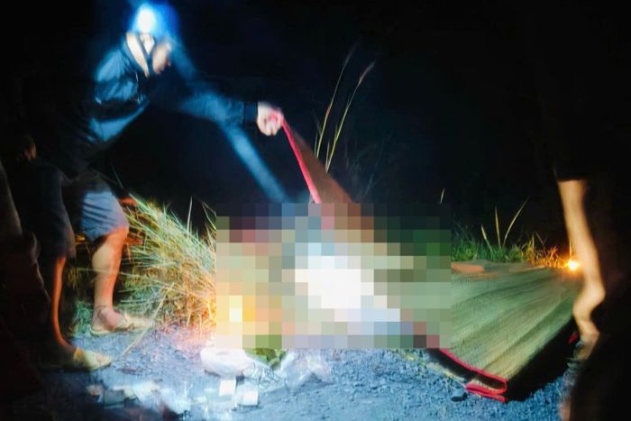 Ô tô 7 chỗ rơi xuống kênh ở TPHCM, 1 người tử vong-1