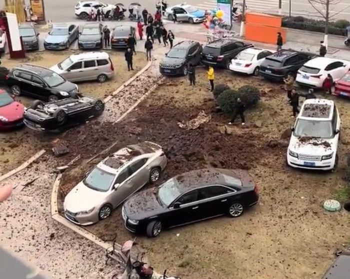 Ném pháo chơi Tết xuống cống, cậu bé gây họa khôn lường-1