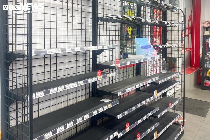 Siêu thị lại đầy ắp hàng hóa sau kỳ nghỉ Tết Nguyên đán Ất Tỵ-23