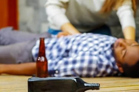 Dấu hiệu và cách xử trí ngộ độc rượu