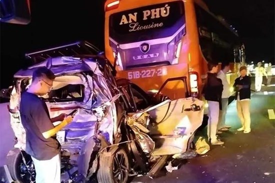 Kinh hãi hình ảnh ô tô 7 chỗ bị 2 xe khách 'kẹp' bẹp dúm trên cao tốc Phan Thiết - Dầu Giây