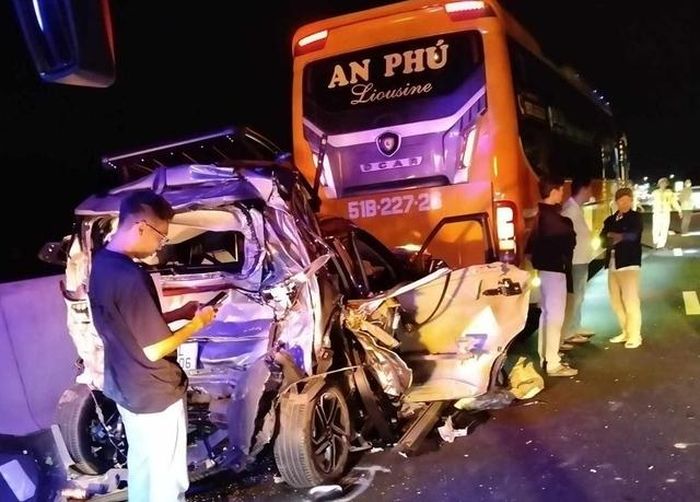 Kinh hãi hình ảnh ô tô 7 chỗ bị 2 xe khách kẹp bẹp dúm trên cao tốc Phan Thiết - Dầu Giây-2