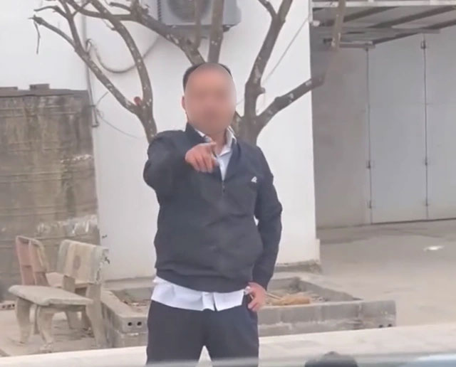 Vụ nhóm người hành hung tài xế ô tô ở Nam Định: Nạn nhân bị choáng, chóng mặt, mất đồng hồ 30 triệu đồng-3