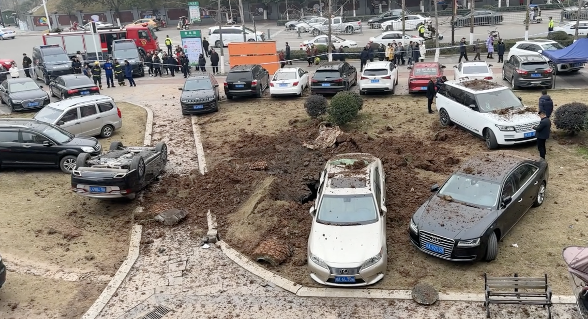 Vụ cậu bé ném pháo làm hư hại loạt xe sang đang gây shock: Một nhân vật bí ẩn xuất hiện hé lộ nhiều tình tiết mới!-1