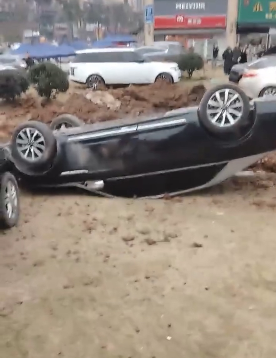 Vụ cậu bé ném pháo làm hư hại loạt xe sang đang gây shock: Một nhân vật bí ẩn xuất hiện hé lộ nhiều tình tiết mới!-2