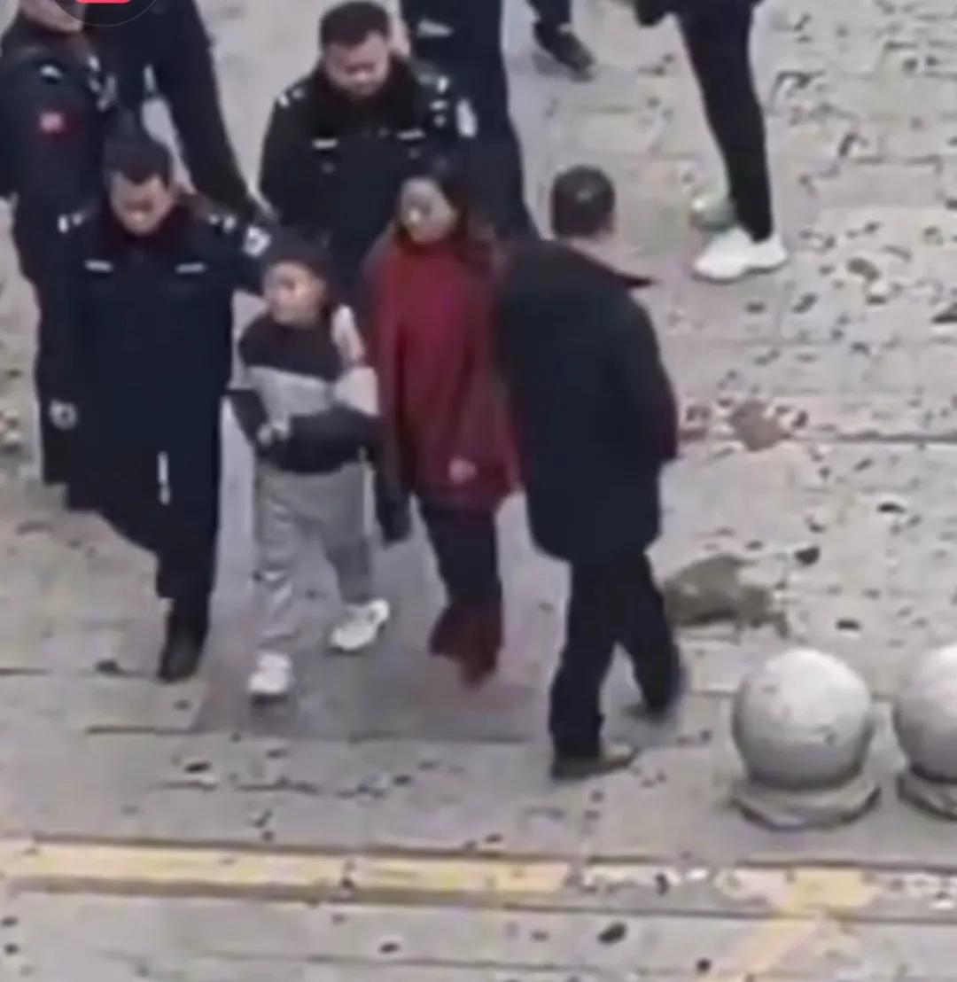 Vụ cậu bé ném pháo làm hư hại loạt xe sang đang gây shock: Một nhân vật bí ẩn xuất hiện hé lộ nhiều tình tiết mới!-4