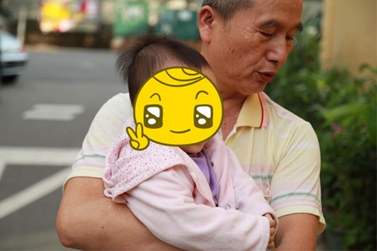 Bố chồng đi họp lớp nửa đêm chưa về, con dâu đi đón thì tận mắt thấy cảnh tượng không tin nổi