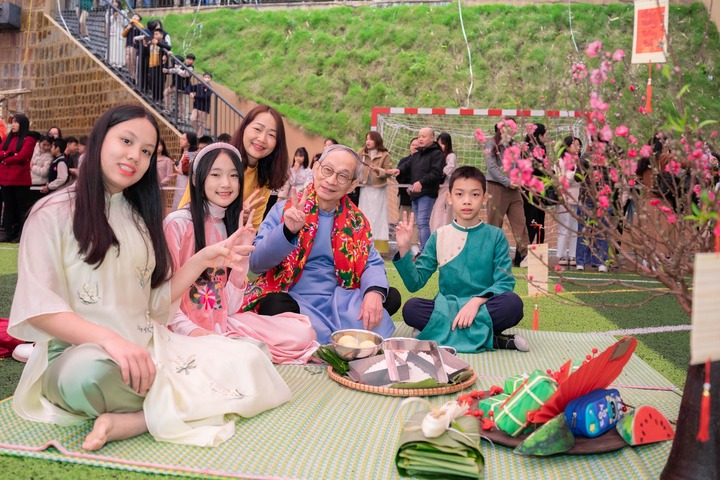 Chuyện về ông giáo già nhận nuôi trẻ mồ côi Làng Nủ-3