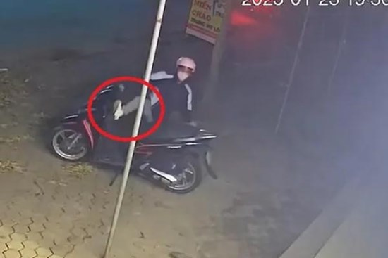 Clip: Bức xúc đạo chích dùng chân bẻ gãy khóa cổ, cuỗm SH trong tích tắc