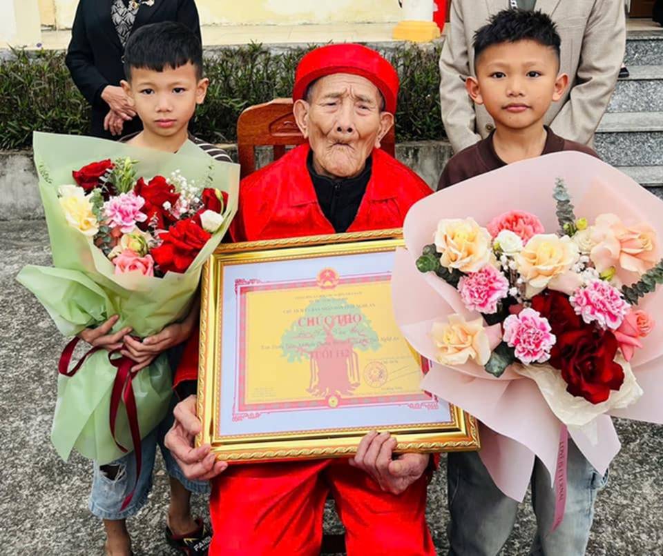 Cụ ông 112 tuổi có 29 cháu, 73 chắt và 4 chút tự chống gậy đi dự lễ mừng thọ-2