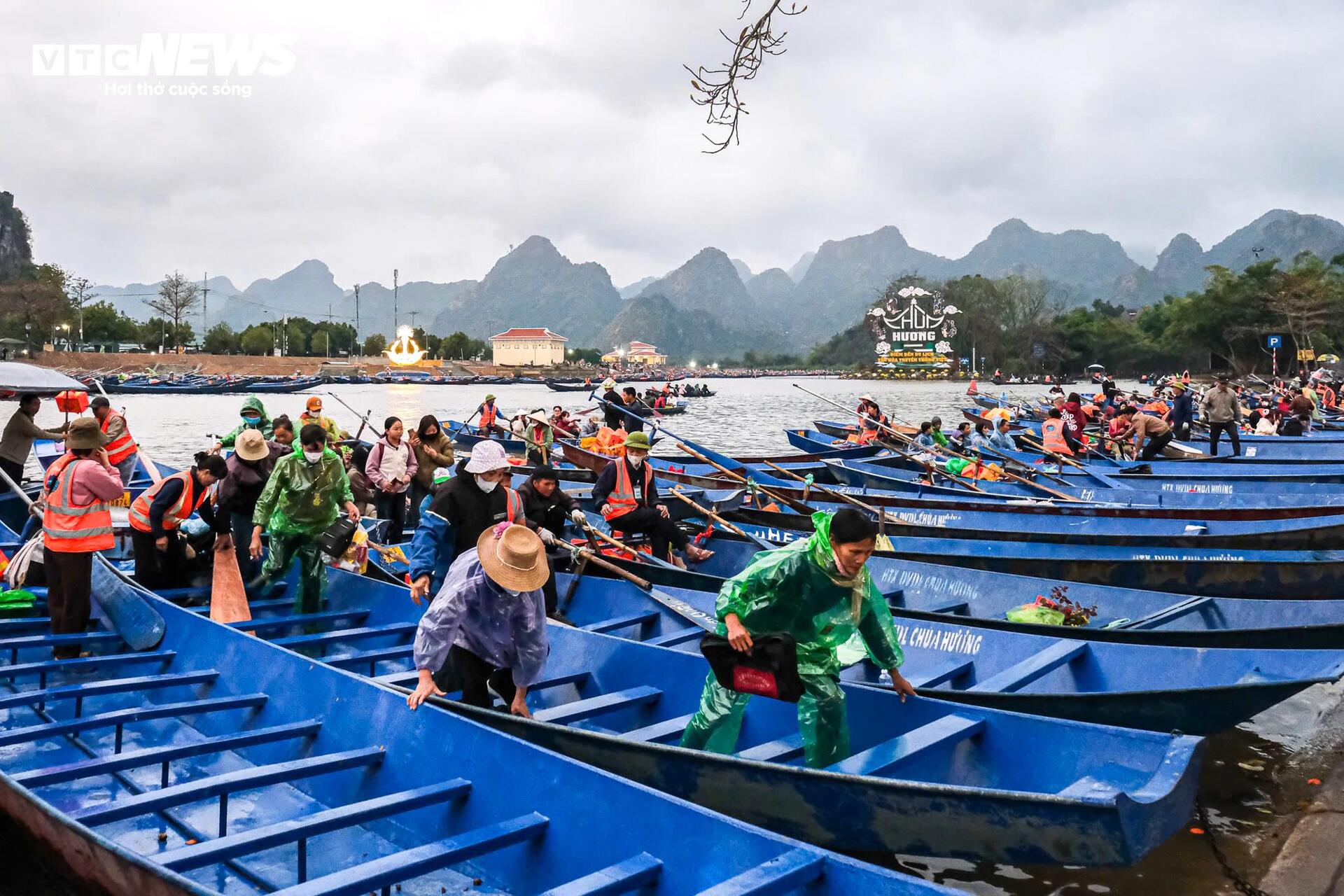 Du khách đội mưa rét về khai hội chùa Hương-13