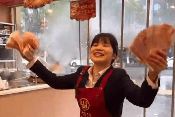 Nhà hàng lẩu chia hơn 1,8 tỷ đồng doanh thu 3 ngày Tết cho nhân viên-3