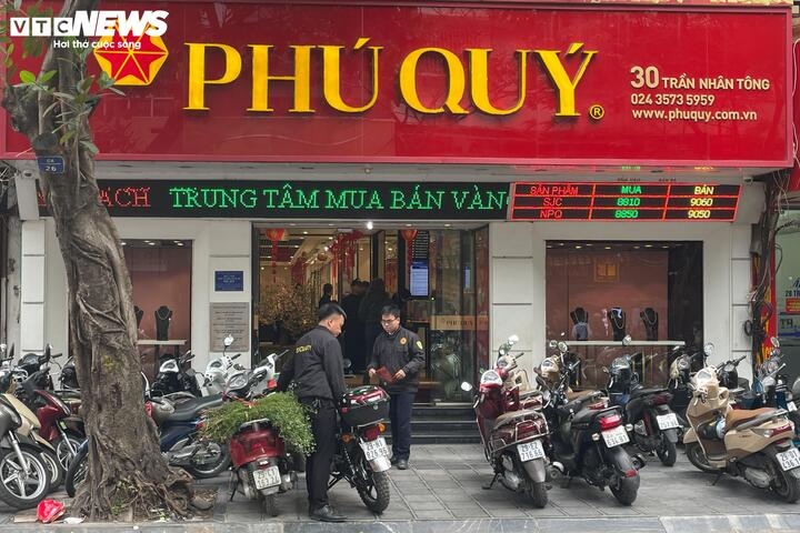 Khách kéo đến quá đông, cửa hàng cháy phiếu mua vàng trước ngày vía thần Tài-3