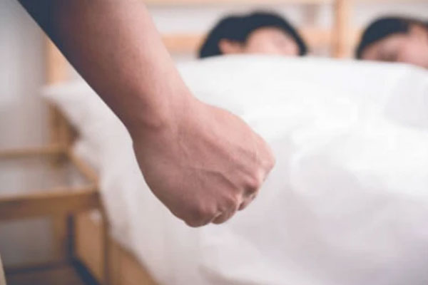 Nghi vợ ngoại tình, chồng đâm vợ tử vong bên ngoài trường học của con trai-2