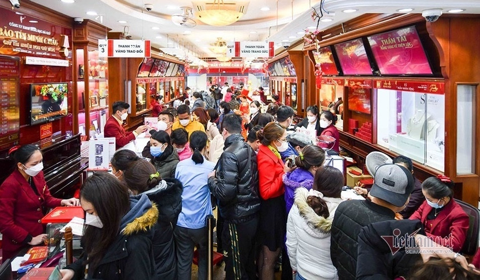 Soi giá vàng nhẫn ngày Thần Tài, mua 1 năm lãi 23,4 triệu/lượng-1