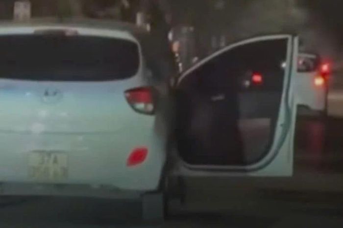 Xôn xao clip cô gái không mặc quần áo rơi khỏi ô tô đang chạy trên đường-1