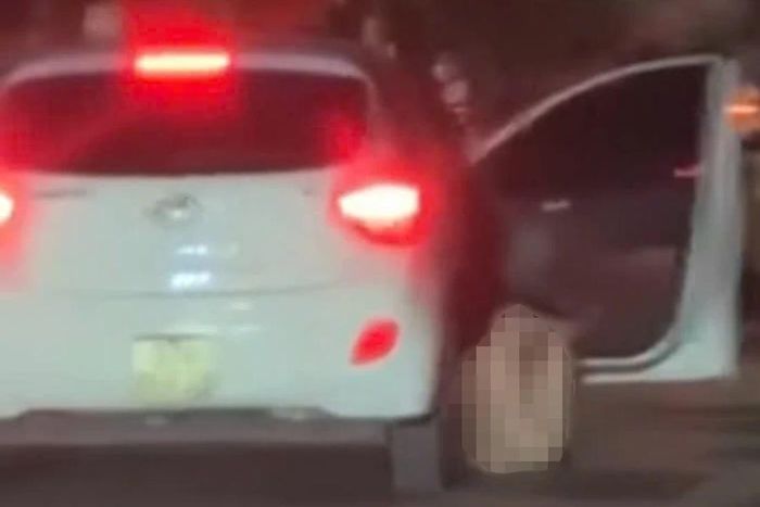 Xôn xao clip cô gái không mặc quần áo rơi khỏi ô tô đang chạy trên đường-2