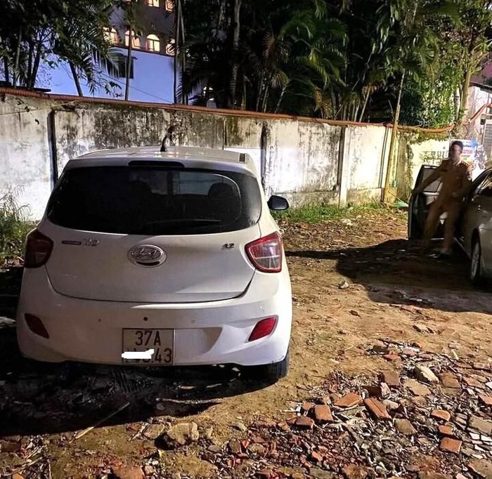 Công an làm rõ clip cô gái rơi khỏi ô tô đang chạy-2