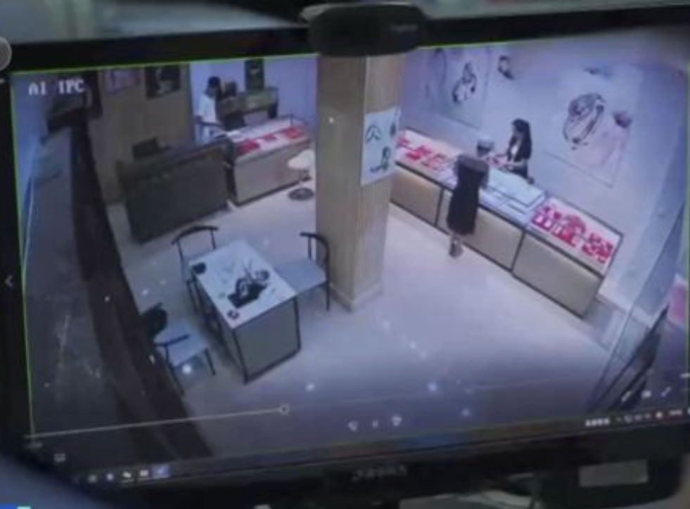 Điều tra tiệm vàng vắng khách nhưng đạt doanh thu hơn 34 tỷ đồng/ tháng, cảnh sát tìm ra điểm bất thường-1