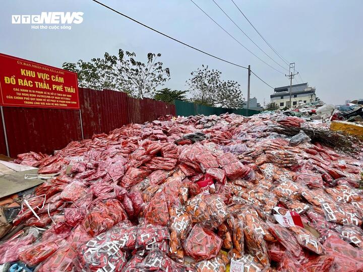 Kinh hoàng cảnh núi bánh kẹo lạ bị xả thải giữa làng ngay sau Tết Nguyên đán-2